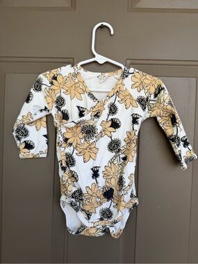 Kate Quinn Baby Bodysuit 18-24M Organic Cotton
Floral Wrap Long Sleeve